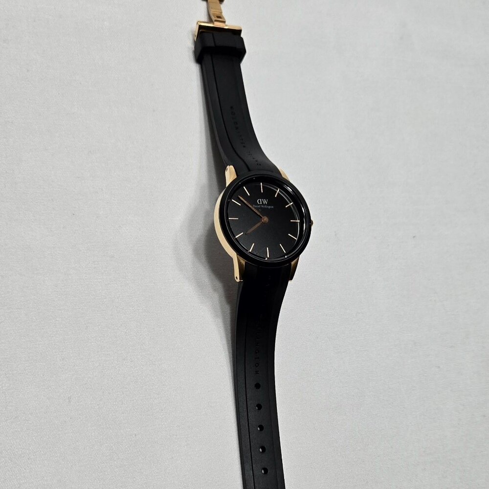 DANIEL WELLINGTON Iconic Motion 32 mm Watch Rose Gold Rubber Strap - Picture 15 of 16